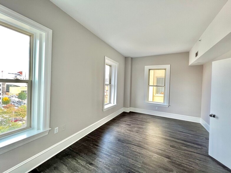 Interior Photo - 306 W Franklin