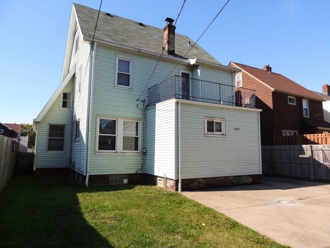 Building Photo - 4 Bed - 1.5 Bath Colonial for Rent in Euclid!