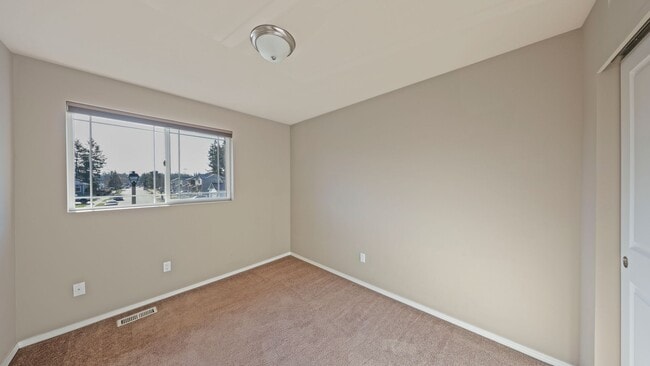 Building Photo - 4 Bed 2.5 Bath - Small Pet Friendly - Large Backyard - NAS Whidbey