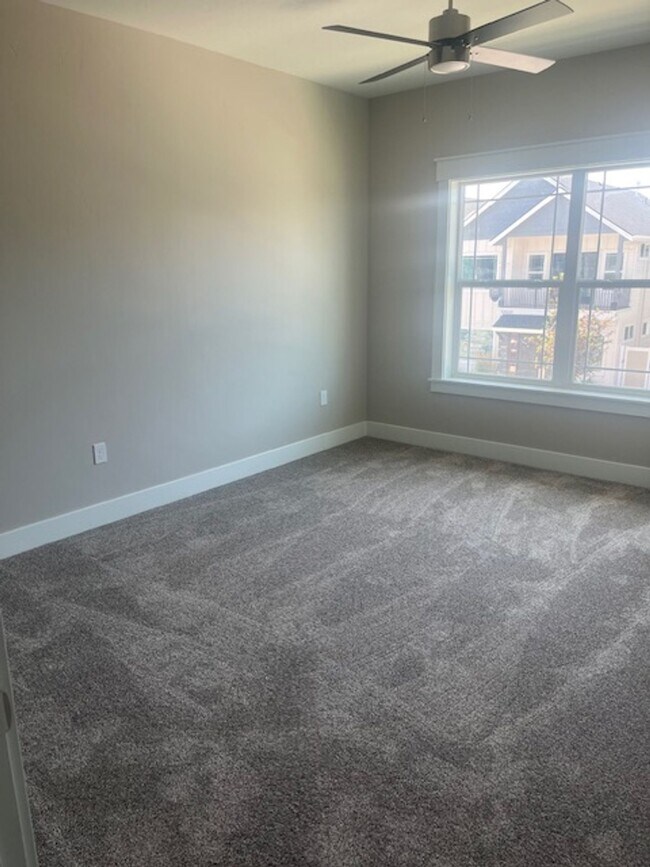 Building Photo - Just Completed Special! Easy - turn key Li...