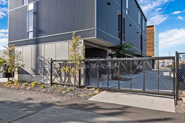 Building Photo - 1860 N Hamilton St