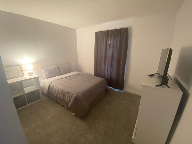 Building Photo - 3 Bedroom 2 bath TownHome