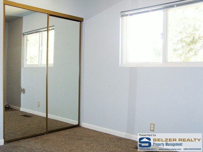 Building Photo - Spacious & fully equipped 4+ bd. home in Deerwood Estates!