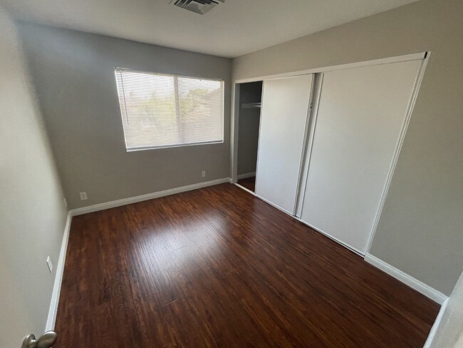 Building Photo - 3 Bed/ 2.5.Ba 2 story townhome , Gated Com...