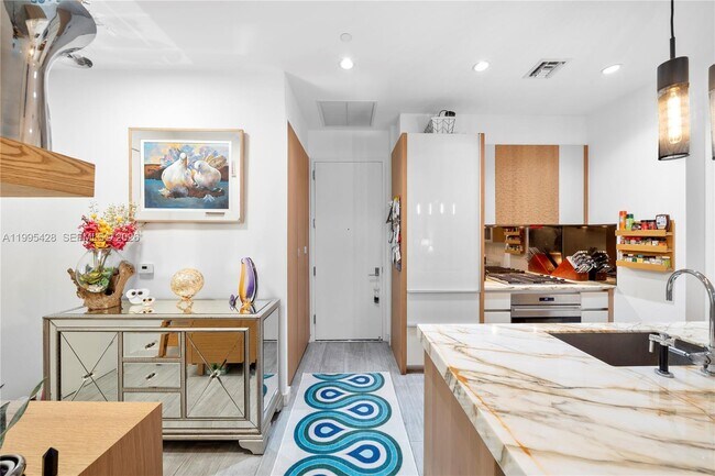 Building Photo - 2831 S Bayshore Dr