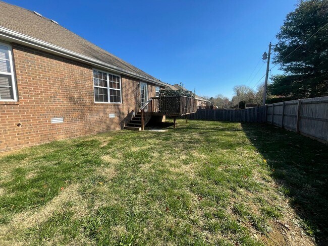 Building Photo - 3 Bedroom Luxury Home