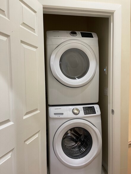 Building Photo - 5790 Roosevelt Way NE
