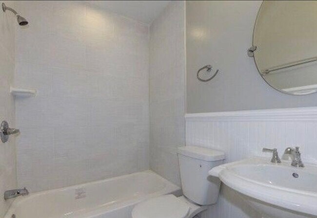 Main Level Bathroom - 5108 Bass Pl SE