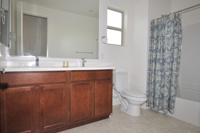 Building Photo - Stunning 5bed/3bath 2771 sq/ft Gilbert Home!