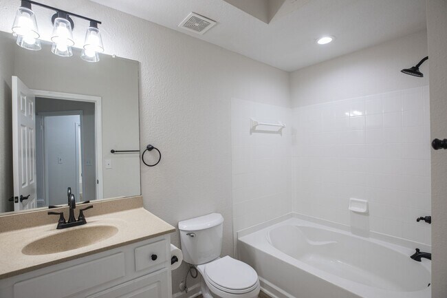 Building Photo - Stunning Condo with Garage