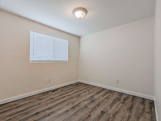 Building Photo - Move in ready 3bd/1bth Rambler W/ 1 car Ga...