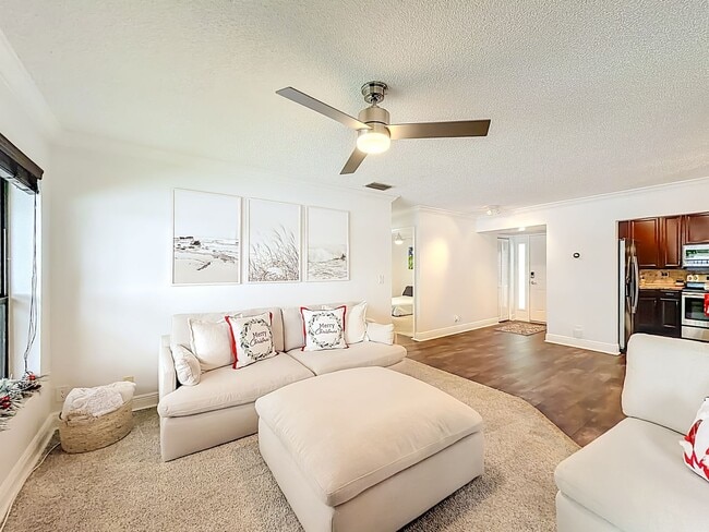 Building Photo - Gorgeous 3 bedroom Corner Unit with Lake view in Coconut Creek