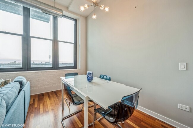 Building Photo - 1224 W Van Buren St