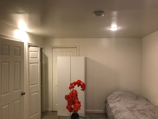 Building Photo - 520 Kingsley Rd SW