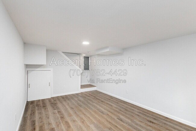 Building Photo - 8613 Kenilworth Dr