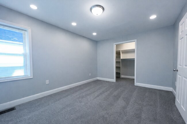 Building Photo - Charming 2BR Home with Yard, Porch & In-Home Laundry