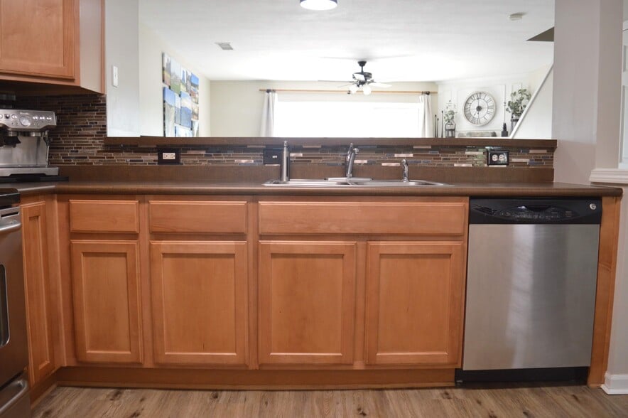 Building Photo - 5432 N Hickory St