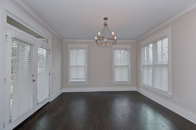 Building Photo - 2033 Cherokee Dr