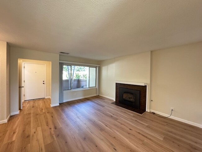 Building Photo - Beautiful updated 2 bedroom condo in Sunse...