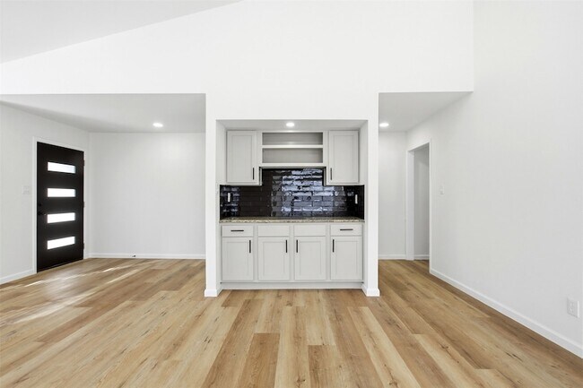 Building Photo - 6808 Beeman Dr