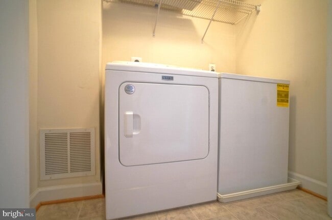 Building Photo - 2515 Einstein St