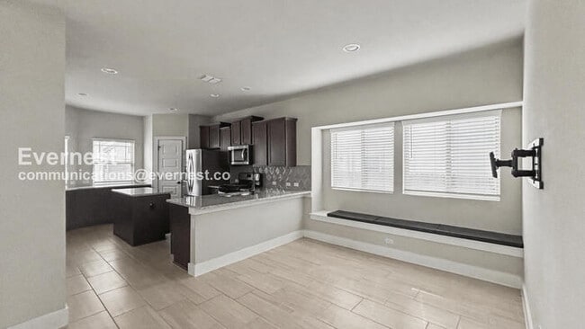 Building Photo - 3 Bed, 2 Bath Home with Fenced Yard & Garage / Pet-Friendly / Available Now!