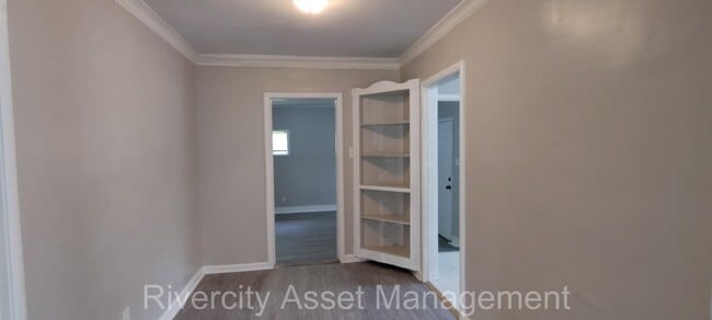 Building Photo - 2386 Larose Ave