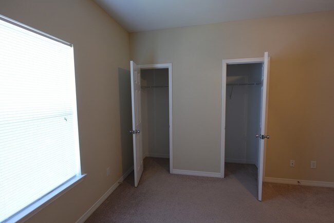 Building Photo - 317 Dominion Dr