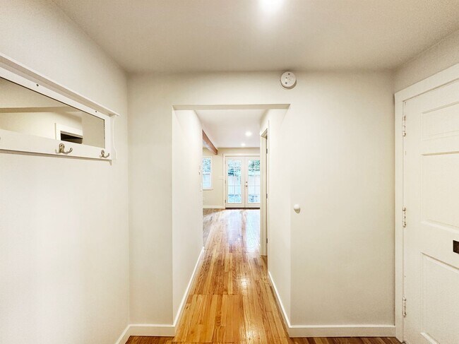 Building Photo - 1Bd/1Ba Seattle Duplex