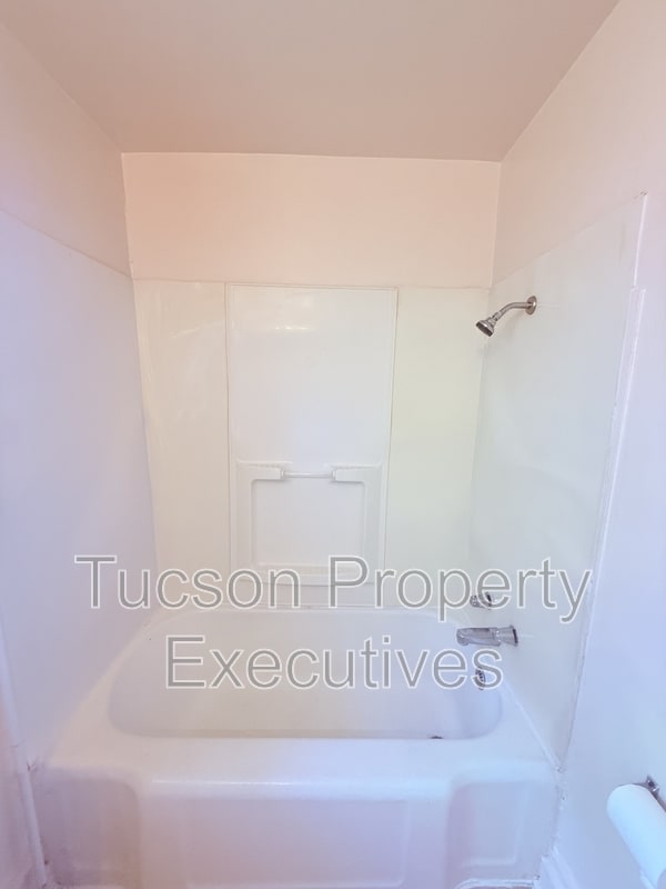 Building Photo - 2632 N Stone Ave