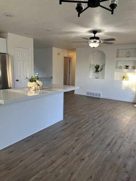Building Photo - 948 E 180 N