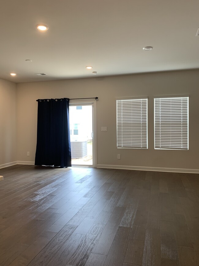 Building Photo - 1624 Vlg Grv Ln