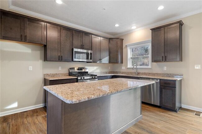 Building Photo - 2858 Canterbury Dr