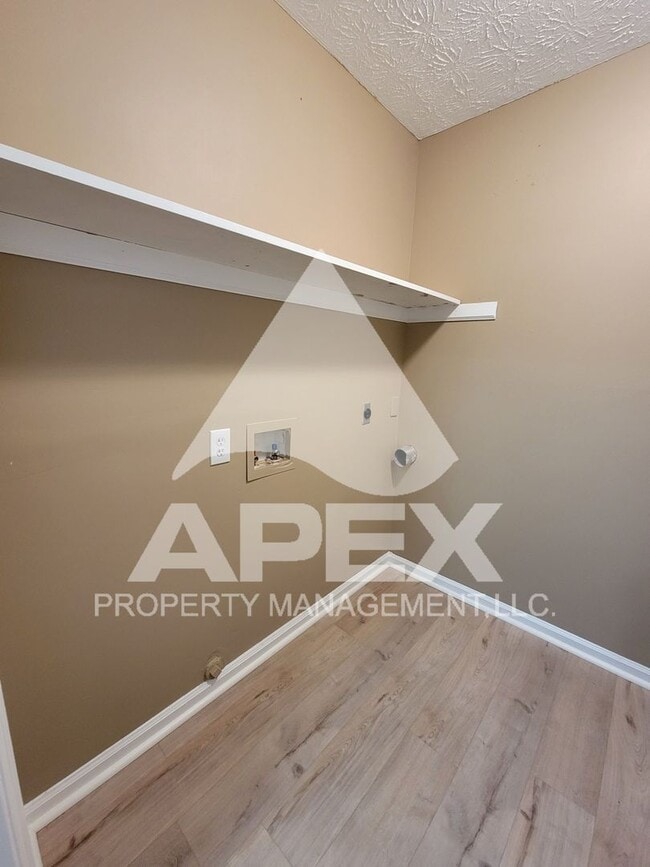 Building Photo - 3 Bed/ 2.5 Ba home w/Hardwood floors, Fire...