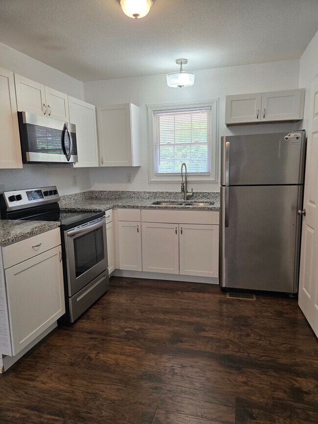 Building Photo - Lovely 3 Bedroom Home Available Now
