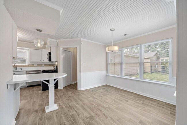Building Photo - Gorgeous 4 bed/2.5 bath two story home in ...