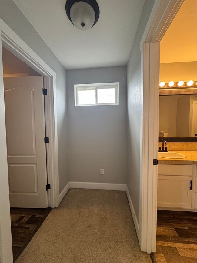 Building Photo - HUGE PET FRIENDLY Rental