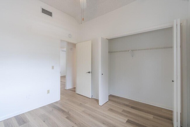 Building Photo - 300 Oakcrest Dr