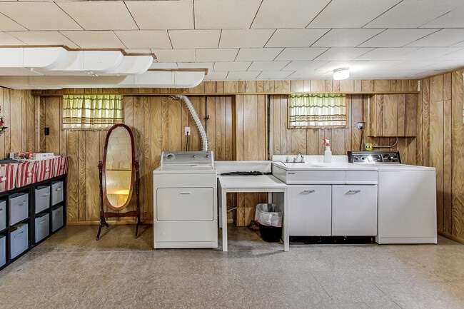 Building Photo - 8351 N Oleander Ave