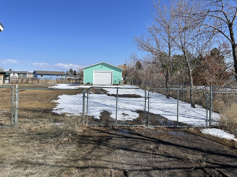 Building Photo - 2555 Valley Dr