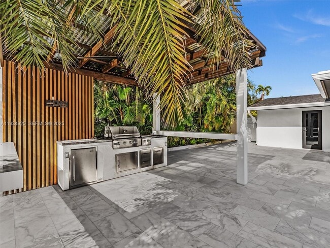 Building Photo - 2310 NE 48th Ct