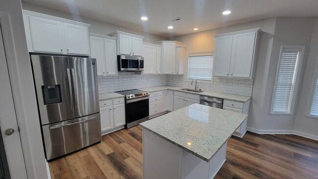 Building Photo - The 5 Bedroom You've Been Looking For!!