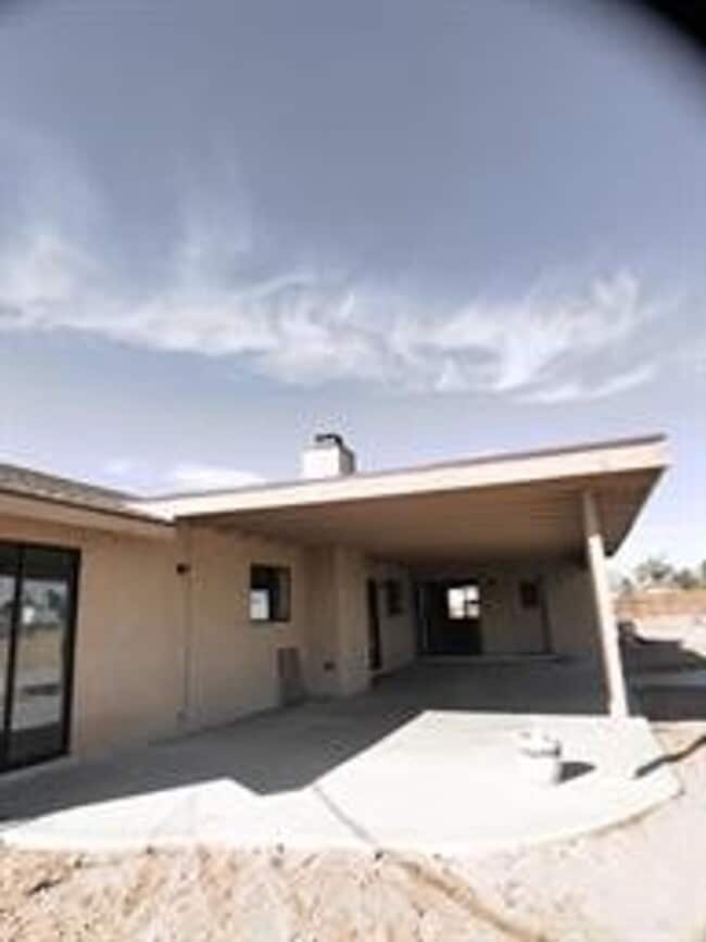 Building Photo - 21036 Pine Ridge Ave