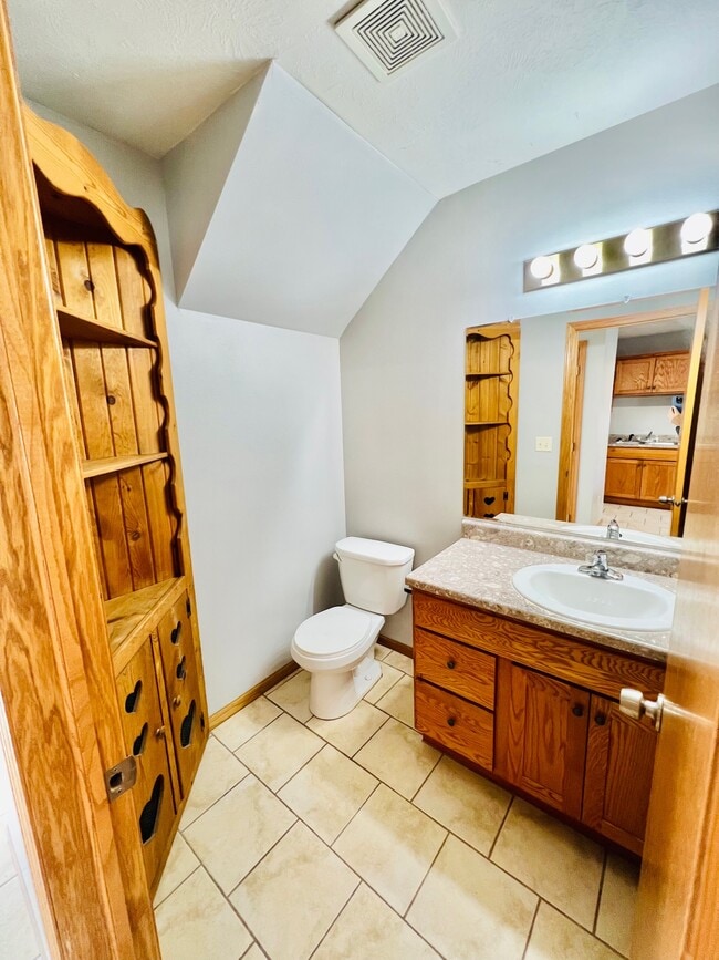 Building Photo - 1113 N Archer Ave