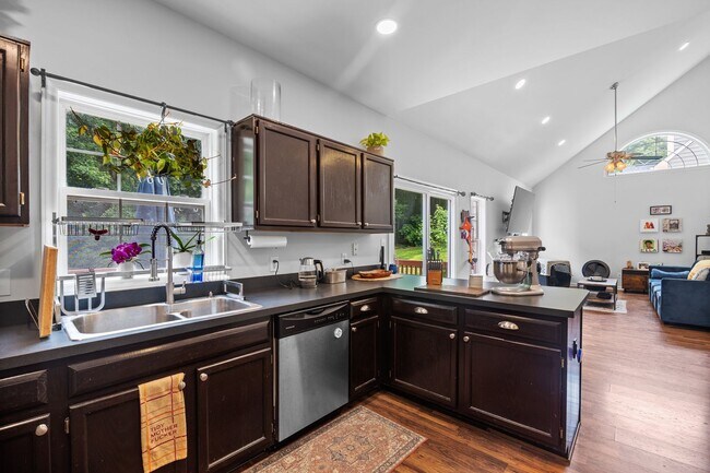 Building Photo - Spacious 3-Bed / 2.5-Bath Home in Southwes...