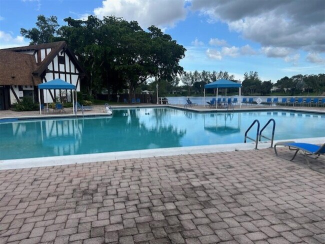 Building Photo - 3720 Inverrary Dr