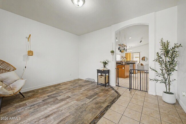 Building Photo - 731 W Mesquite Tree Ln