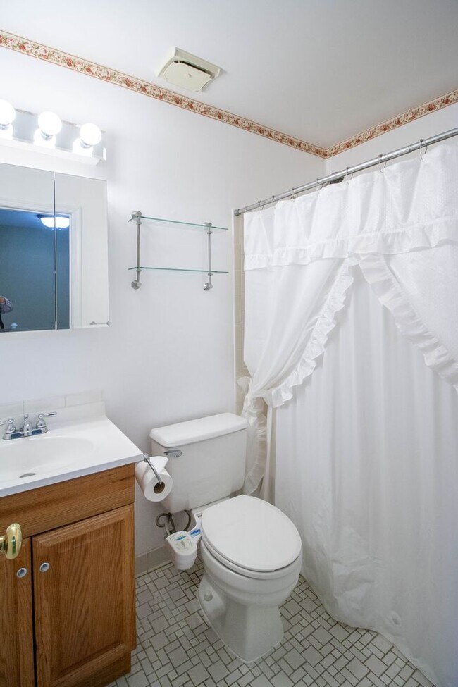 Building Photo - Gorgeous and updated 3Bd/2.5Bth townhome in the Town of Forest Hills! w/2 assigned parking space!