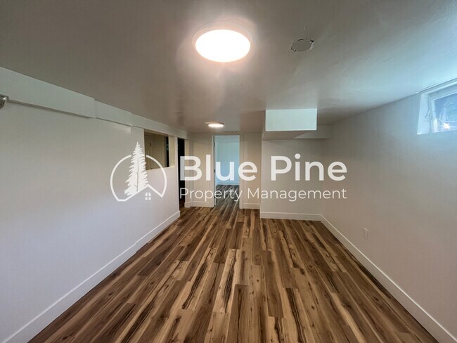 Building Photo - 1026 Vine Ave
