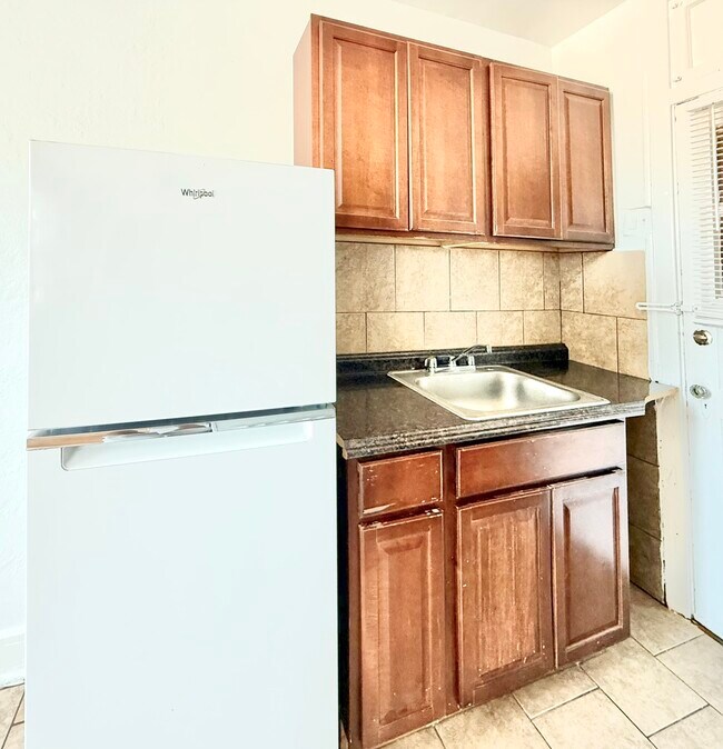 Building Photo - 2801 W Lunt Ave